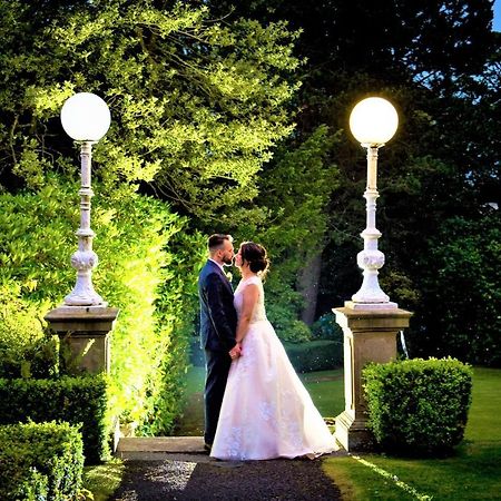 Astley Bank Hotel ダーウェン エクステリア 写真